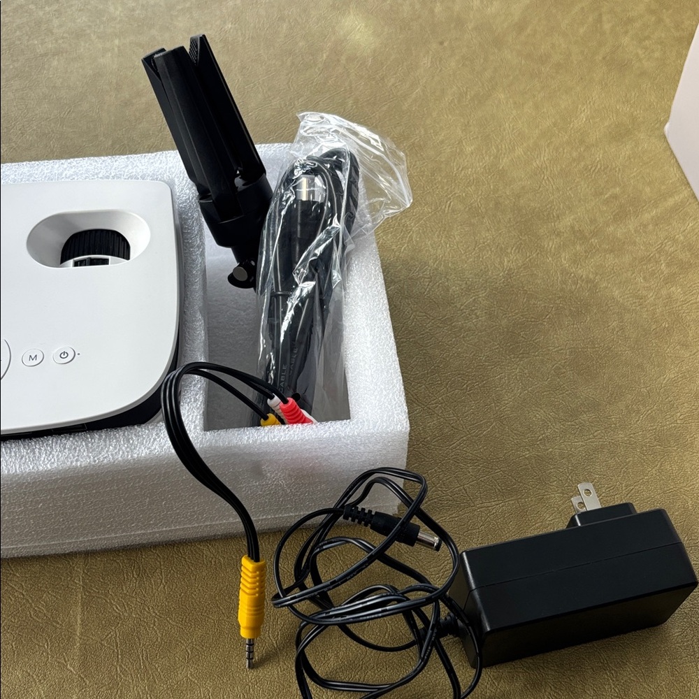 Mini Projector - Like New!! - Picture 6 of 6